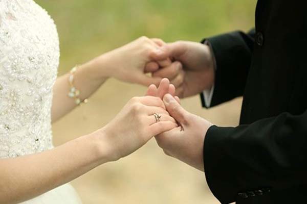 Cô dâu và chú rể trong một đám cưới. Ảnh: Medium